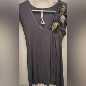 Bailey 44 grey tee with floral corsage size Small
